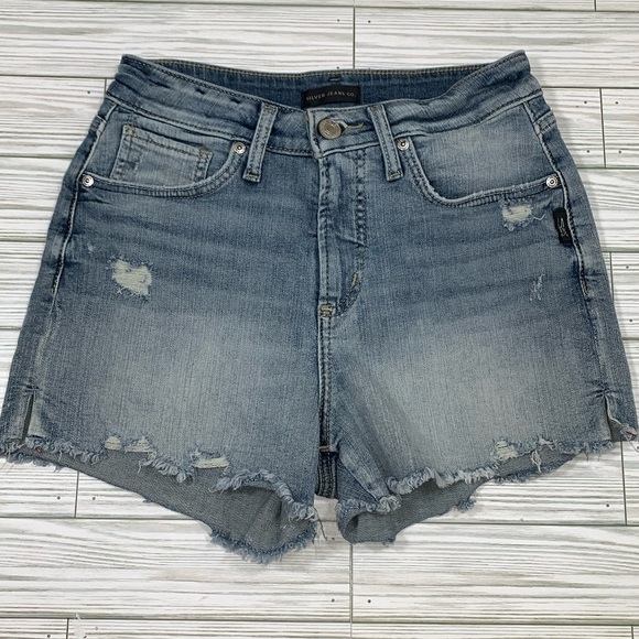 Silver Jeans Avery Short size 26 - Picture 1 of 8